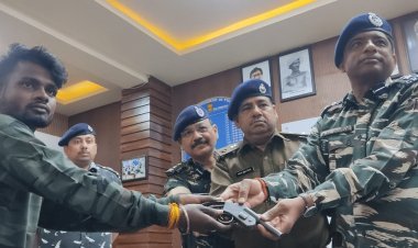 Jharkhand: पलामू में JJMP के सबजोनल कमांडर अनिल भुइयां ने किया सरेंडर