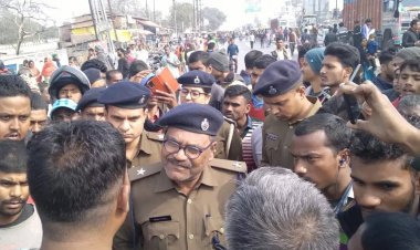 Bihar: बेगूसराय में दिनदहाड़े गोली मारकर मुखिया का मर्डर, आक्रोशित ग्रामीणों ने किया रोड जाम