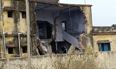 Jharkhand: चाईबासा में नक्सलियों का उत्पात,  पंचायत भवन और पुलिया को बम से विस्फोट उड़ाया