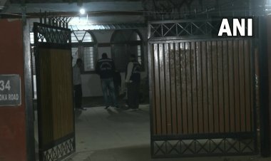 New Delhi:  Asaduddin Owaisi के घर पर पत्थरबाजी, कंपलेन के बाद पहुंचे पुलिस अफसर ने की छानबीन