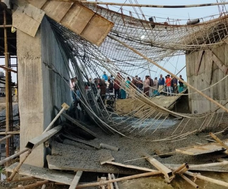 Bridge Collapse : पूर्णिया में ढ़लाई होते ही भरभराकर गिरा पुल, दो घायल