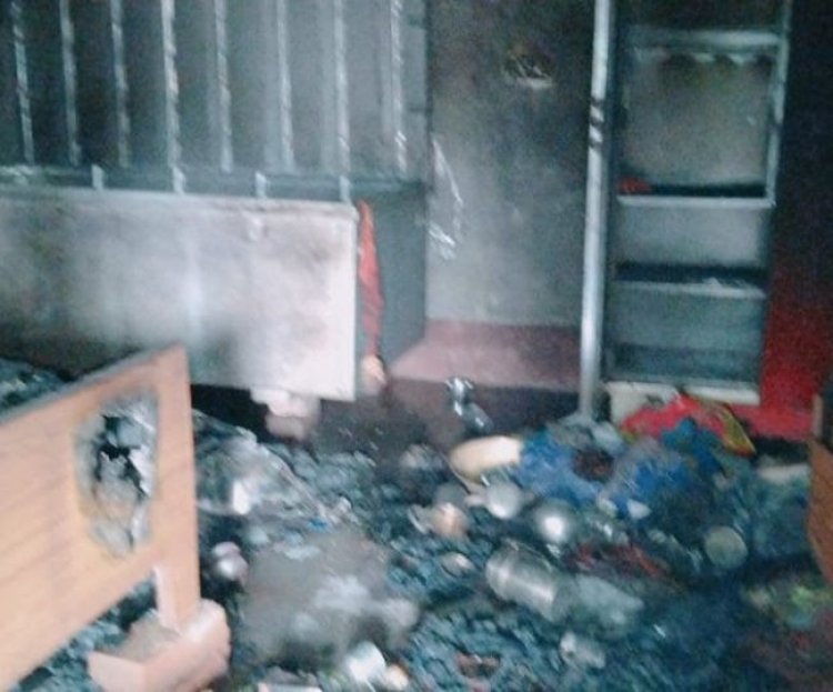 Dhanbad: चिरकुंडा में युवक की मौत से उग्र हुए लोग, भीड़ ने 10 घरों में की लूटपाट कर लगाई आग