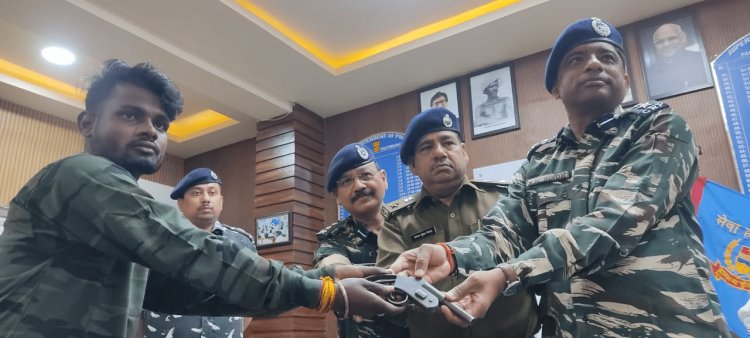 Jharkhand: पलामू में JJMP के सबजोनल कमांडर अनिल भुइयां ने किया सरेंडर