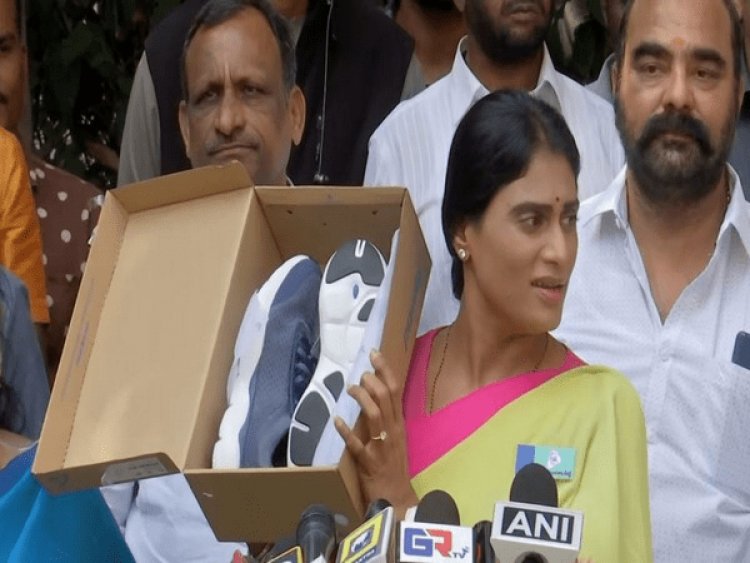 Telangana: YSRTP प्रसिडेंट वाईएस शर्मिला ने CM केसीआर के खरीदे जूते, पदयात्रा में चलने की दी चुनौती 