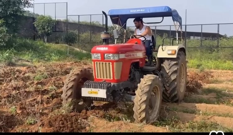 MS Dhoni : महेंद्र सिंह धोनी का देसी अंदाज, ट्रैक्टर चलाते दिखे माही, किसानों संग खेतों की जुताई का Video वायरल