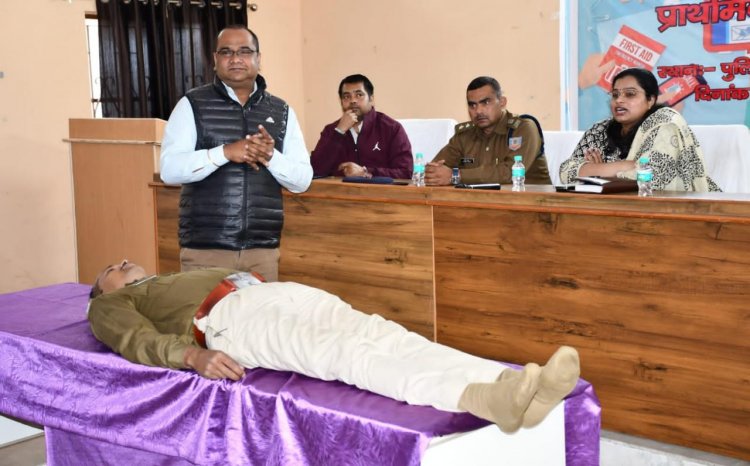 Dhanbad: गोल्डन आवर में लोगों की जान बचाने का पुलिस अफसरों को दिया गया ट्रेनिंग