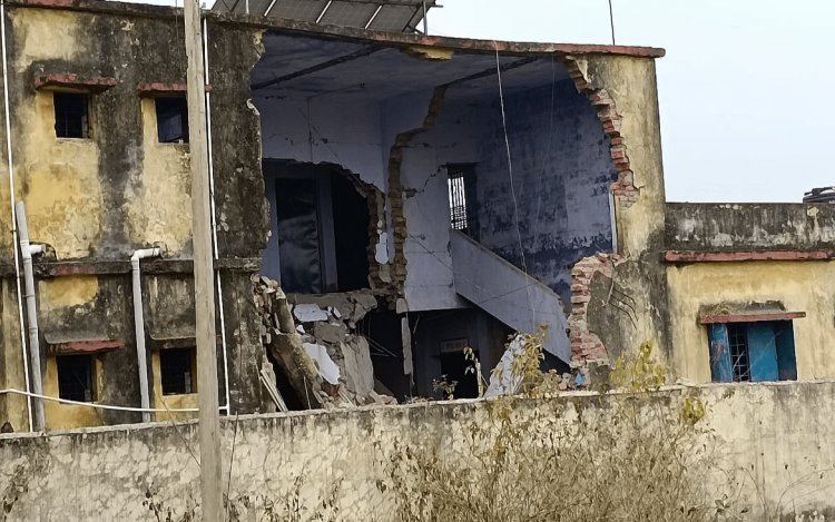 Jharkhand: चाईबासा में नक्सलियों का उत्पात,  पंचायत भवन और पुलिया को बम से विस्फोट उड़ाया