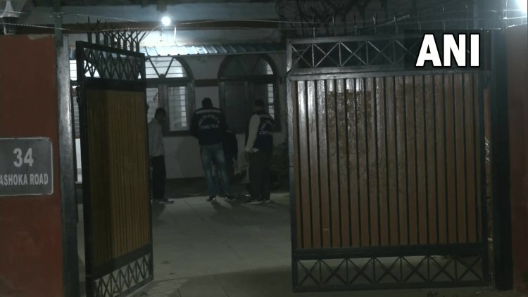 New Delhi:  Asaduddin Owaisi के घर पर पत्थरबाजी, कंपलेन के बाद पहुंचे पुलिस अफसर ने की छानबीन