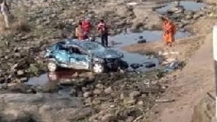 Jharkhand: बासुकीनाथ से दर्शन कर लौट रहे युवकों की कार सूखी नदी में गिरी, एक की मौत, दो घायल