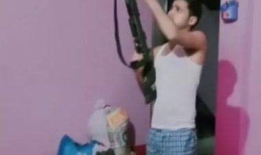 Bihar: वाइफ के राइफल से हसबैंड ने दिखाया टशन, फोटो वायरल, पुलिस ने अरेस्ट कर भेजा जेल