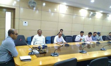 Dhanbad: पाइप लाइन में मोटर जोड़ पानी खींचने वालों के खिलाफ दर्ज करायें FIR : DC