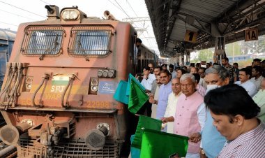 अब हर दिन चलेगी धनबाद-पटना इंटरसिटी, MP ने ट्रेन को हरी झंडी दिखा किया रवाना