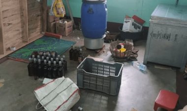 Dhanbad: गोविंदपुर में मिनी अवैध शराब फैक्ट्री का खुलासा, भारी नकली शराब जब्त
