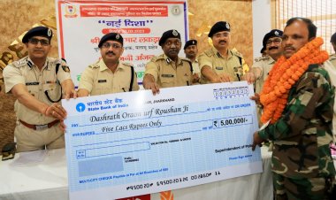 Jharkhand: लातेहार में पांच लाख का इनामी TSPC सबजोनल कमांडर दशरथ उरांव ने किया सरेंडर