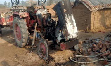 Jharkhand: पलामू में TSPC उग्रवादियों ने पांच ट्रैक्टर में लगाई आग, 14 लाख का नुकसान
