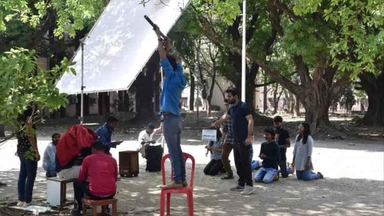 Dhanbad: आइआइटीयन की फिल्म 'नुक्कड़ नाटक' की IIT ISM कैंपस में हो रही शूटिंग