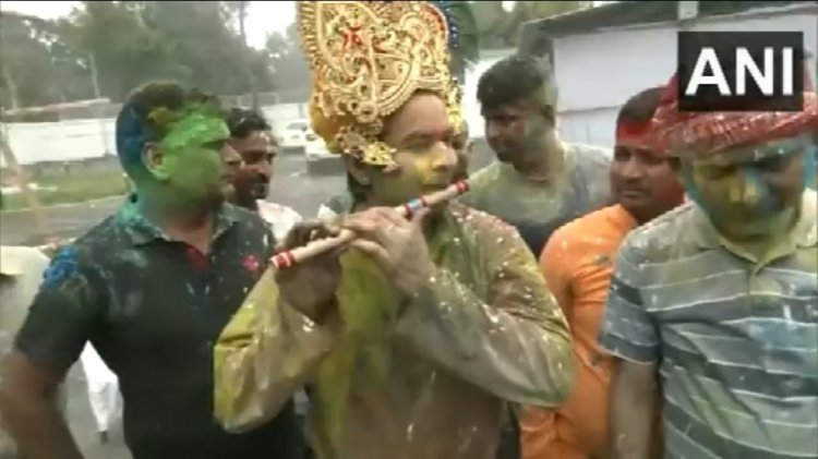 Bihar: पटना में तेज प्रताप यादव की लट्ठमार होली, सबको रंगों से भींगा डाला