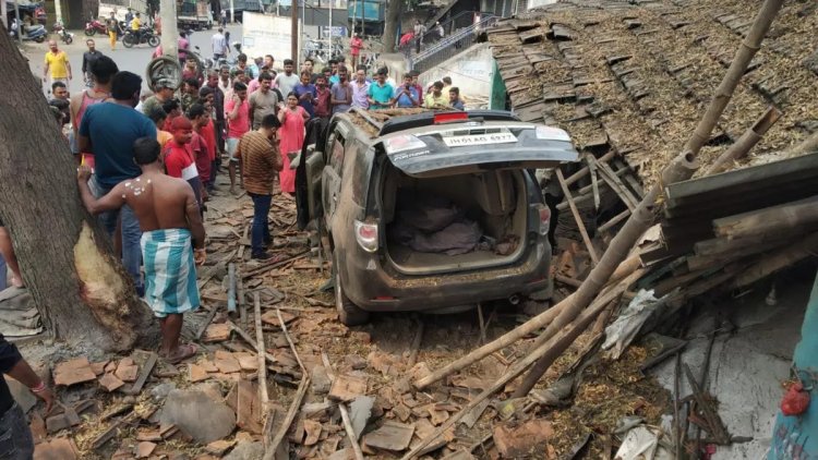 Dhanbad: अनकंट्रोल फार्च्युनर दुकान में घुसी, बीसीसीएल कर्मी की मौत, आक्रोशित लोगों ने ड्राइवर की जमकर की धुनाई
