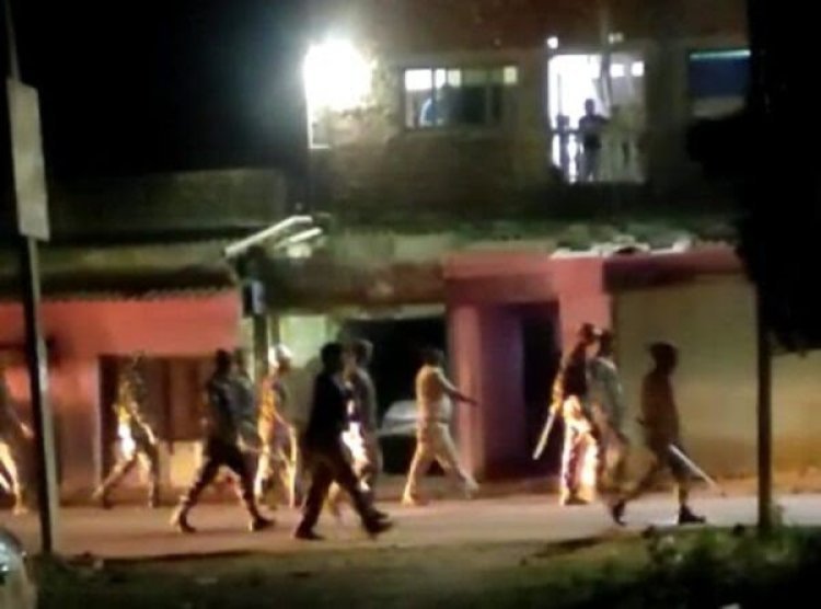 Hazaribagh : दो गुटों में हिंसक झड़प, SDPO समेत आधा दर्जन पुलिसकर्मी घायल, पथराव में दोनों पक्षों के 10 लोग जख्मी