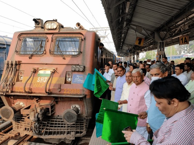 अब हर दिन चलेगी धनबाद-पटना इंटरसिटी, MP ने ट्रेन को हरी झंडी दिखा किया रवाना
