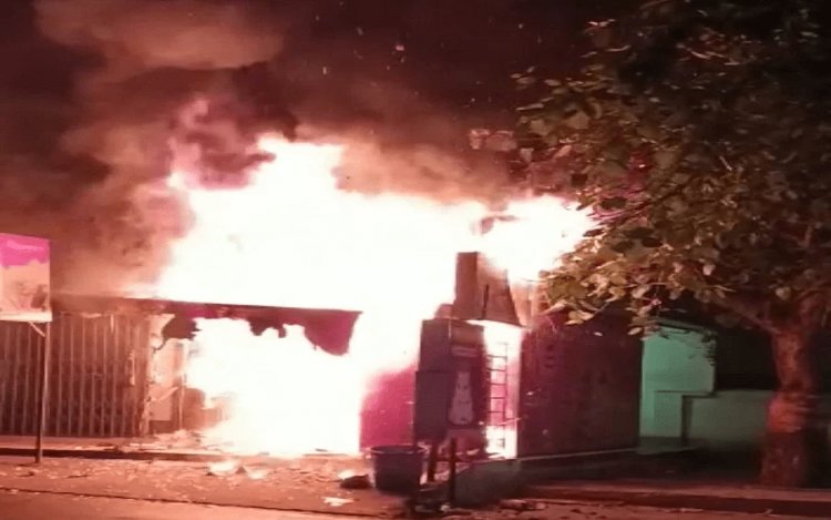 Dhanbad : शॉट सर्किट से दुकान में लगी भीषण आग, 15 लाख का नुकसान