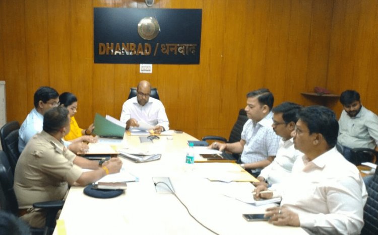 Dhanbad: सड़क सुरक्षा समिति की बैठक, ट्रैफिक व्यवस्था सुदृढ़ करने के लिए रोड को अतिक्रमण मुक्त कराने का निर्देश