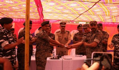 Jharkahd: DGP पहुंचे चतरा, पांच नक्सलियों को ढेर करने वाले पुलिसकर्मियों को किया पुरस्कृत 