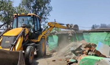 Dhanbad: कुमारधुबी में अतिक्रमण पर चला रेलवे का बुलडोजर