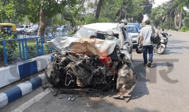 West Bengal : कोलकाता में बड़ा हादसा, कार ने सिग्नल पर खड़ी एक बाइक और डंपर को को मारी टक्कर, पांच की मौत