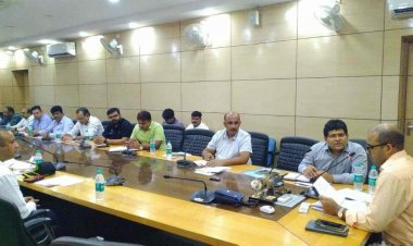 Dhanbad: पेयजल संकट को ले डीसी ने की बैठक,  कहा-बड़ी कंपनियां टैंकर की संख्या बढ़ा करें जलापूर्ति