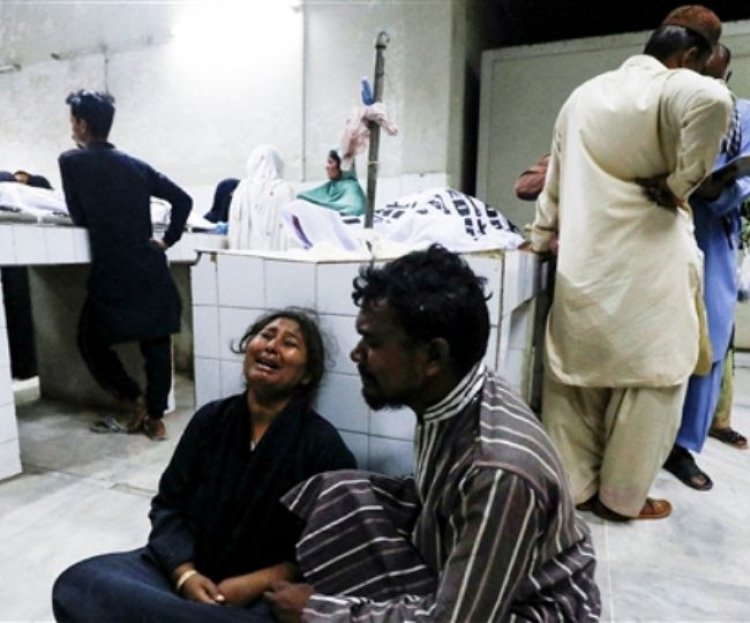 Pakistan में  भुखमरी से हालात बेकाबू, राशन के लिए मची भगदड़, तीन बच्चों सहित 11 की मौत