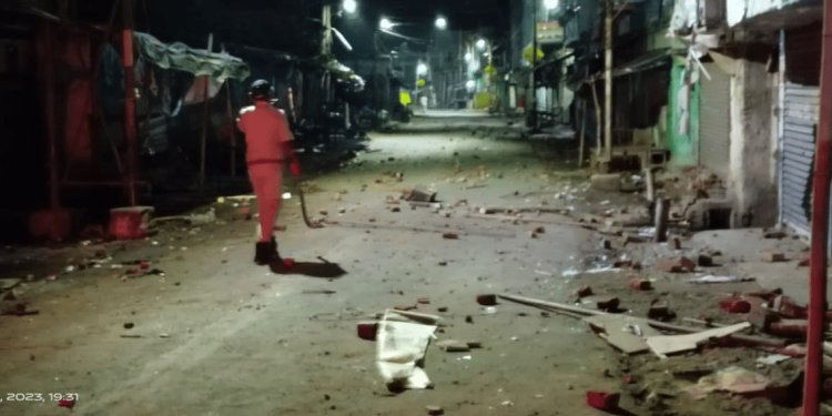 Jharkhand: साहिबगंज में विसर्जन जुलूस पर पथराव, उपद्रवियों ने बाइक फूंकी, SDPO समेत कई पुलिसकर्मी व श्रद्धालु घायल