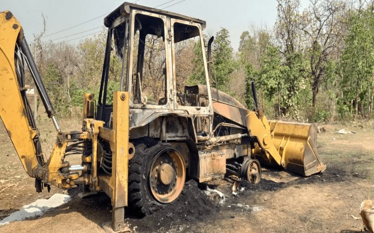 Jharkhand: बोकारो में उग्रवादियों ने एक JCB और चार ट्रैक्टर फूंका