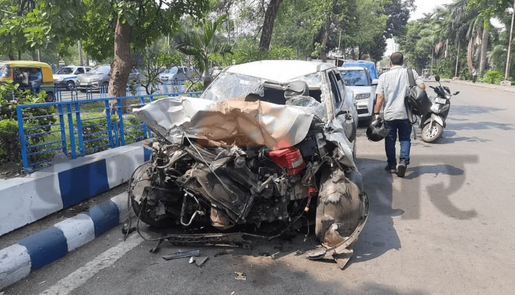 West Bengal : कोलकाता में बड़ा हादसा, कार ने सिग्नल पर खड़ी एक बाइक और डंपर को को मारी टक्कर, पांच की मौत