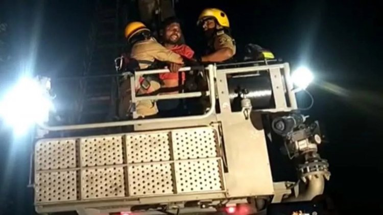 Noida: यूट्यूबर मनीष कश्यप के समर्थन में हाइटेंशन लाइन टावर पर चढ़ा युवक, डेढ़ घंटे तक चला हाईवोल्टेज ड्रामा 