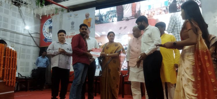 Dhanbad: रोजगार मेले में सेंट्रल मिनिस्टर अन्नपूर्णा देवी ने बांटा नियुक्ति पत्र, कहा- भ्रष्टाचार में डूबी है झारखंड गवर्नमेंट