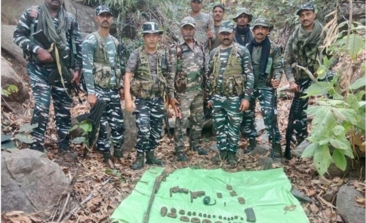 Jharkhand: लातेहार में सर्च ऑपरेशन के दौरान CRPF को मिली बड़ी सफलता, भारी मात्रा में आर्म्स व कारतूस बरामद