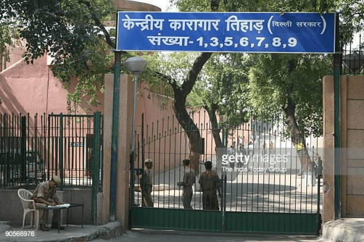 Delhi: तिहाड़ जेल में चाकूबाजी, क्रिमिनल प्रिंस तेवतिया की चाकू घोंपकर मर्डर, तीन कैदी घायल