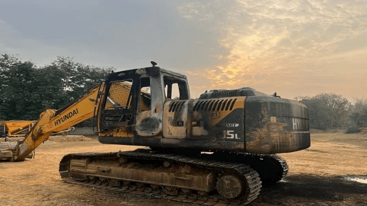 Jharkhand : सिमडेगा में PLFI उग्रवादियों का तांडव, रोड कंस्ट्रक्शन कंपनी की पोकलेन मशीन में लगाई आग