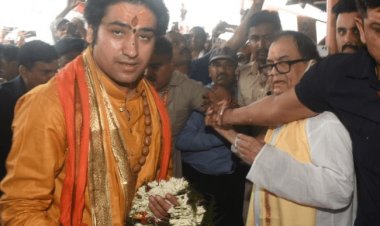 Bihar: पटना के महावीर मंदिर पहुंचे बागेश्वर बाबा, उमड़ी भीड़