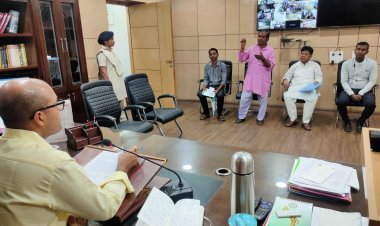 Dhanbad: जनता की समस्याओं का प्राथमिकता से करें समाधान: DC संदीप सिंह