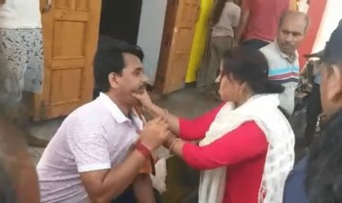 Bihar: भागलपुर के मंदिर कैंपस RJD लीडर का महिला ने पकड़ा कॉलर, गाली-गलौज, लगाये गंभीर आरोप