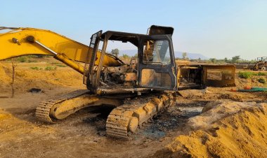 Jharkhand: लातेहार में नक्सलियों ने एक पोकलेन और चार ट्रैक्टर को जलाया