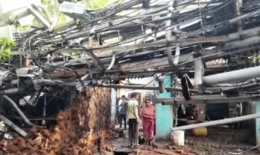 Dhanbad: मोबाइल टावर गिरा, आधा दर्जन घर क्षतिग्रस्त, बाल बाल बचे लोग