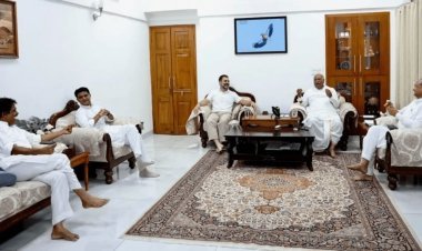 Rajasthan: आलाकमान के हस्तक्षेप के बाद गहलोत और पायलट में सुलह, एकजुट होकर लड़ेंगे विधानसभा चुनाव