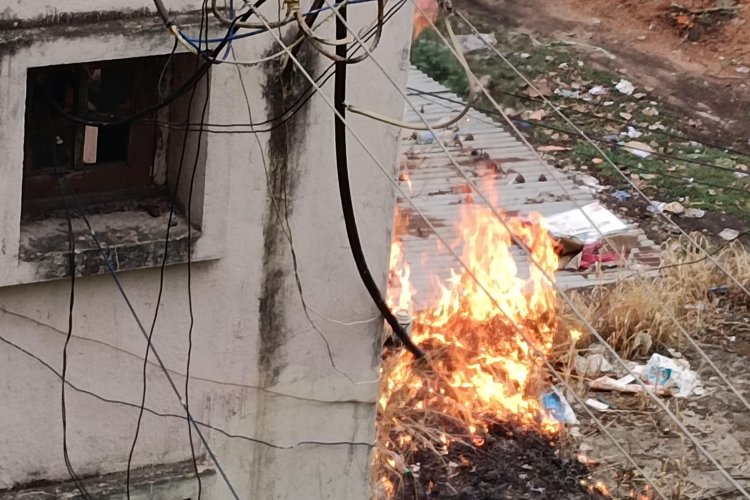 धनबाद: कंबाइंड बिल्डिंग में बिजली का केबल फटने से लगी आग