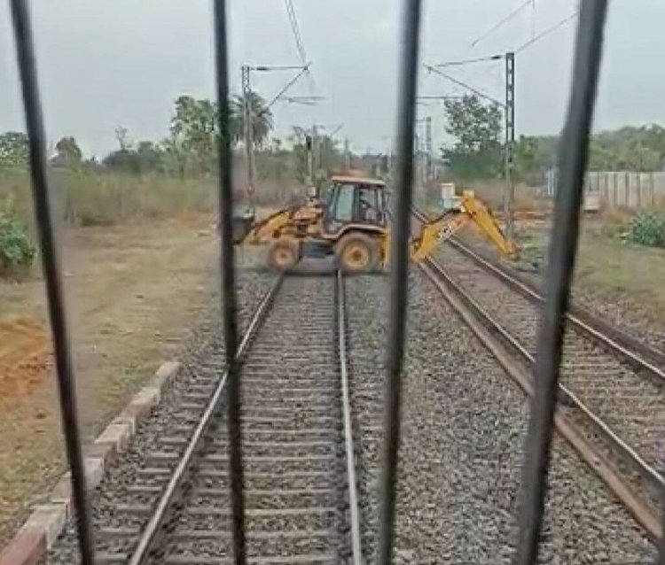 Dhanbad : रेलवे ट्रैक पर JCB फंसा, ड्राइवर ने सूझबूझ से ट्रेन रोक लिया, टला हादसा