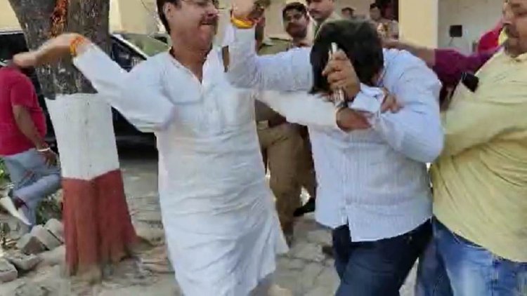 Uttar Pradesh: समाजवादी पार्टी के MLA राकेश प्रताप की गुंडई, अमेठी मे पुलिस के सामने बीजेपी कैंडिडेट के हसबैंड को पीटा