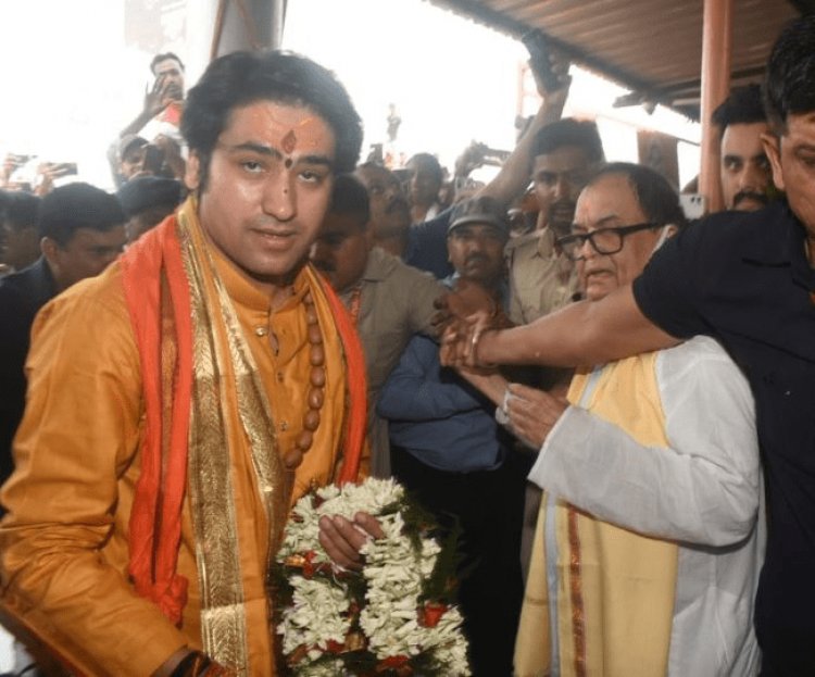 Bihar: पटना के महावीर मंदिर पहुंचे बागेश्वर बाबा, उमड़ी भीड़