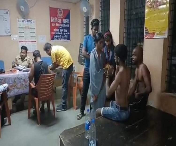 Jharkhand: सड़े-गले टामाटरों को हटाकर अच्छाु देने को कहा तो भड़क गया दुकानदार, दो युवकों को जमकर पीटा